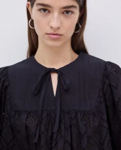 YERSE Blusa canesú acolchado negro Clearance