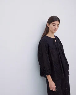 YERSE Blusa canesú acolchado negro Clearance