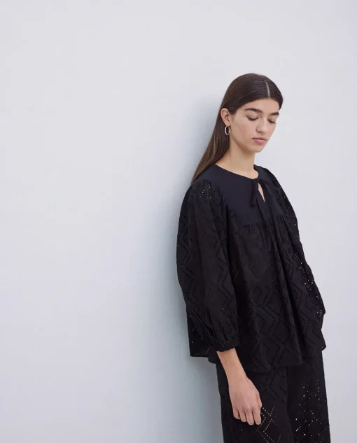 YERSE Blusa canesú acolchado negro Clearance