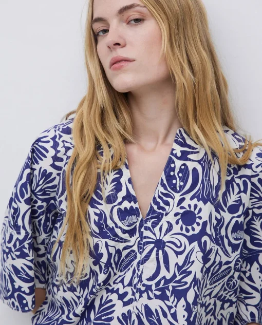 YERSE Blusa cuello tunecino floral azul índigo Online