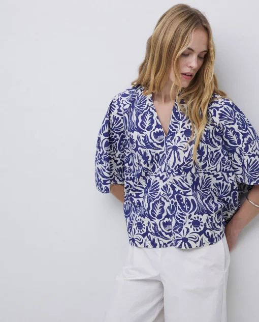 YERSE Blusa cuello tunecino floral azul índigo Online