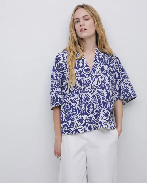 YERSE Blusa cuello tunecino floral azul índigo Online