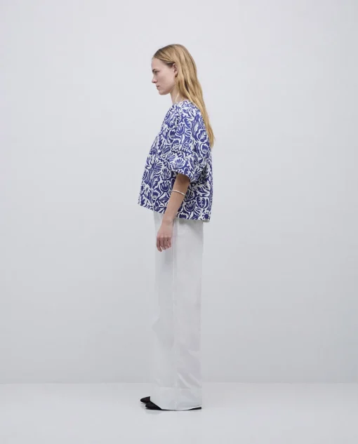 YERSE Blusa cuello tunecino floral azul índigo Online