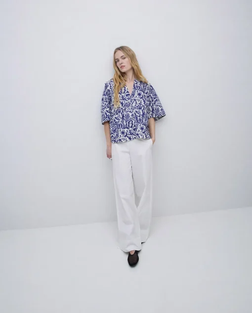 YERSE Blusa cuello tunecino floral azul índigo Online