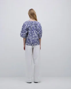 YERSE Blusa cuello tunecino floral azul índigo Online