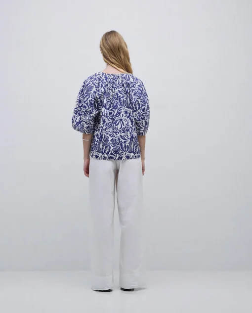 YERSE Blusa cuello tunecino floral azul índigo Online