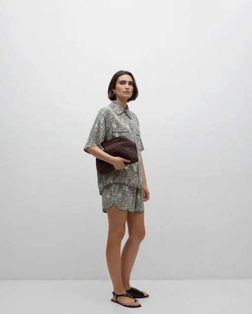 YERSE Camisa fluida floral caqui Clearance