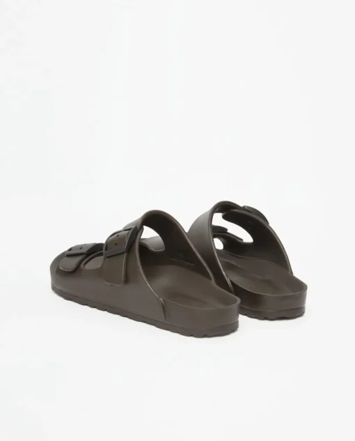 YERSE Sandalias hebillas caucho chocolate New