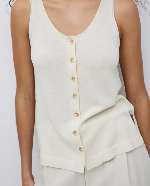 YERSE Top botones escote redondo beige Hot
