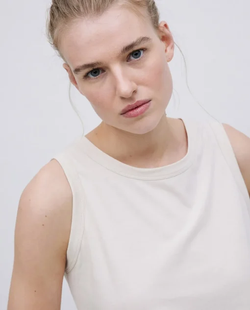 YERSE Top básico escote redondo beige Hot