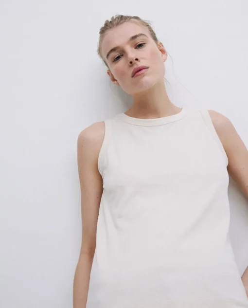 YERSE Top básico escote redondo beige Hot