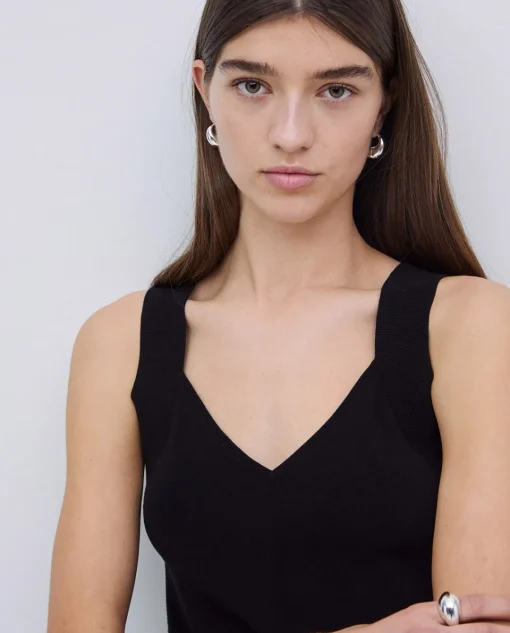 YERSE Top escote pico tirantes anchos negro Discount