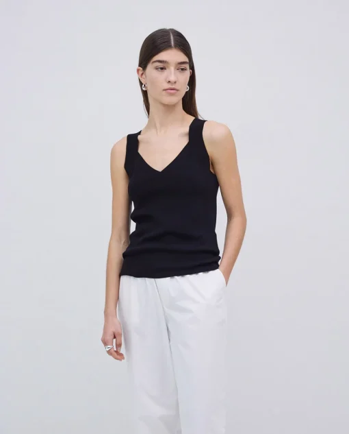 YERSE Top escote pico tirantes anchos negro Discount