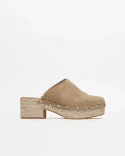 YERSE Zuecos tachuelas beige oscuro Hot