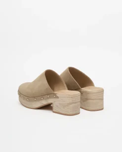YERSE Zuecos tachuelas beige oscuro Hot