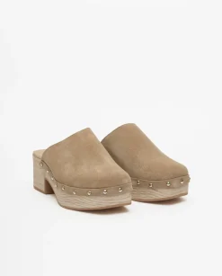 YERSE Zuecos tachuelas beige oscuro Hot