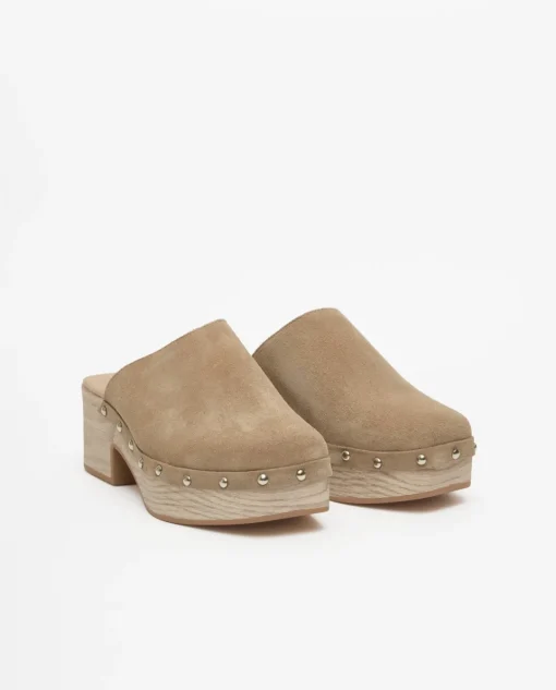 YERSE Zuecos tachuelas beige oscuro Hot